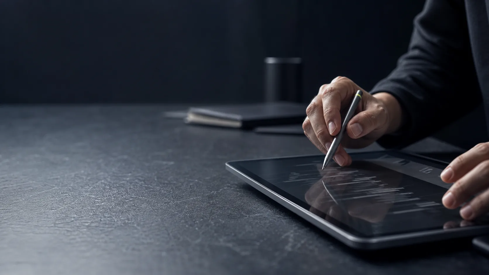 Tablet sendo utilizado para acompanhar a gestão