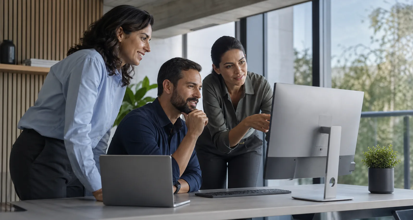 Equipe analisando informações para a gestão empresarial